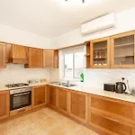 - Lovely 3 Bedroom Unit With Own Private Entrance * Gudja