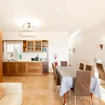 Ferienhaus - Lovely 3 Bedroom Unit With Own Private Entrance *