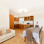 Ferienhaus - Lovely 3 Bedroom Unit With Own Private Entrance *