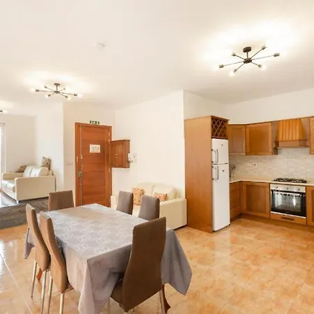 - Lovely 3 Bedroom Unit With Own Private Entrance Ferienhaus