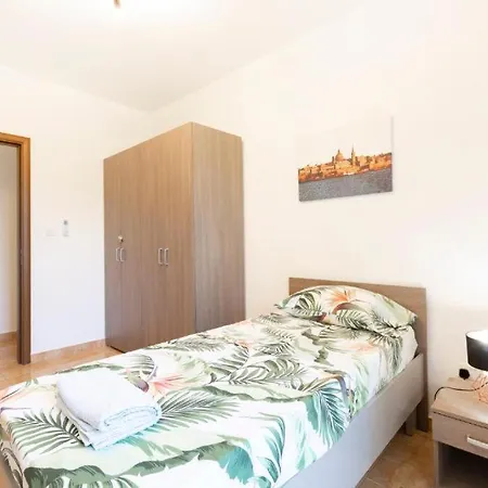 - Lovely 3 Bedroom Unit With Own Private Entrance * Gudja