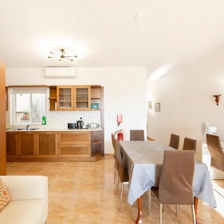 بيت للعطل - Lovely 3 Bedroom Unit With Own Private Entrance *