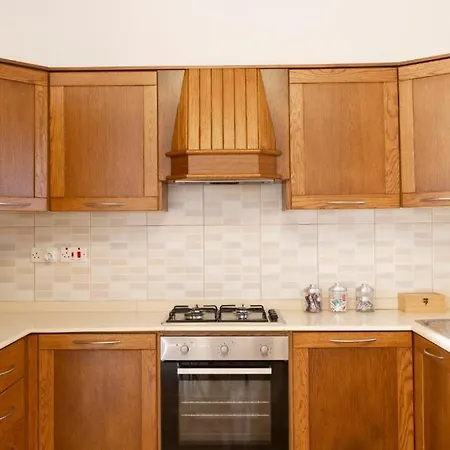 - Lovely 3 Bedroom Unit With Own Private Entrance بيت للعطل