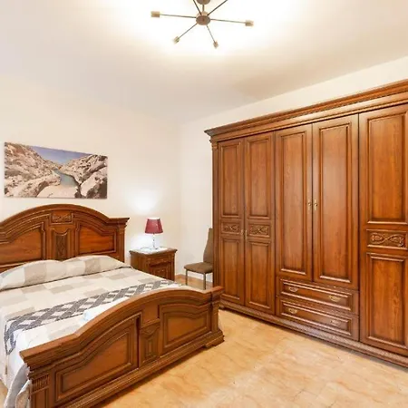 - Lovely 3 Bedroom Unit With Own Private Entrance بيت للعطل
