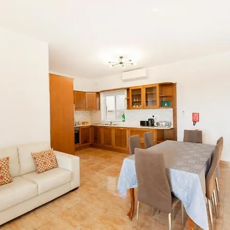 بيت للعطل - Lovely 3 Bedroom Unit With Own Private Entrance *