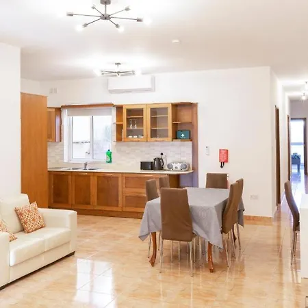 - Lovely 3 Bedroom Unit With Own Private Entrance بيت للعطل