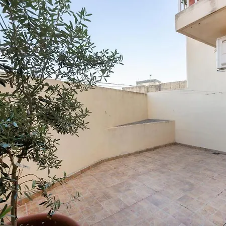 - Lovely 3 Bedroom Unit With Own Private Entrance بيت للعطل Gudja