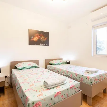 Semesterbostad - Lovely 3 Bedroom Unit With Own Private Entrance Gudja