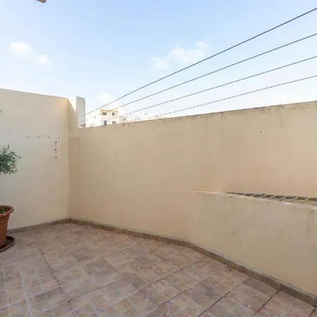 بيت للعطل - Lovely 3 Bedroom Unit With Own Private Entrance Gudja