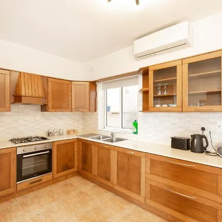 - Lovely 3 Bedroom Unit With Own Private Entrance * Gudja