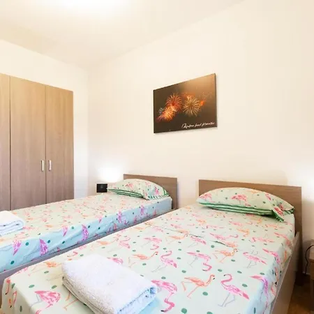 - Lovely 3 Bedroom Unit With Own Private Entrance بيت للعطل *