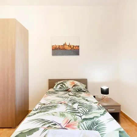 - Lovely 3 Bedroom Unit With Own Private Entrance بيت للعطل *