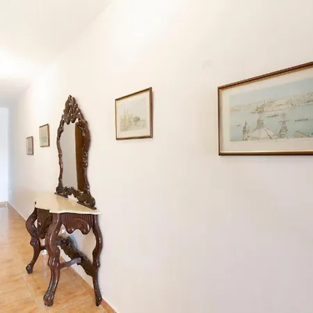 بيت للعطل - Lovely 3 Bedroom Unit With Own Private Entrance *