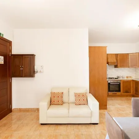 - Lovely 3 Bedroom Unit With Own Private Entrance Gudja