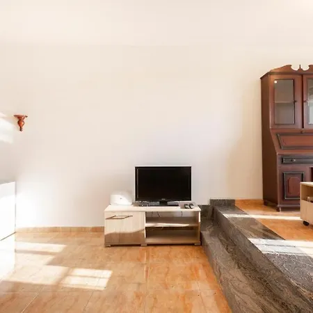 - Lovely 3 Bedroom Unit With Own Private Entrance بيت للعطل Gudja