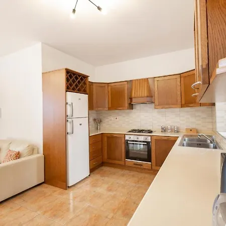 - Lovely 3 Bedroom Unit With Own Private Entrance * Gudja