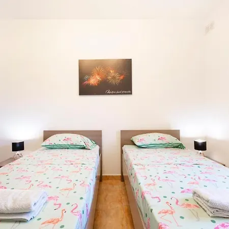 - Lovely 3 Bedroom Unit With Own Private Entrance Gudja