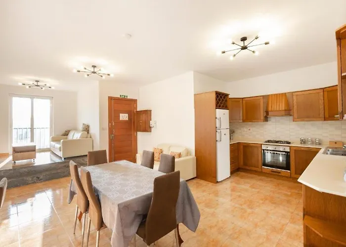 - Lovely 3 Bedroom Unit With Own Private Entrance Σπίτι διακοπών