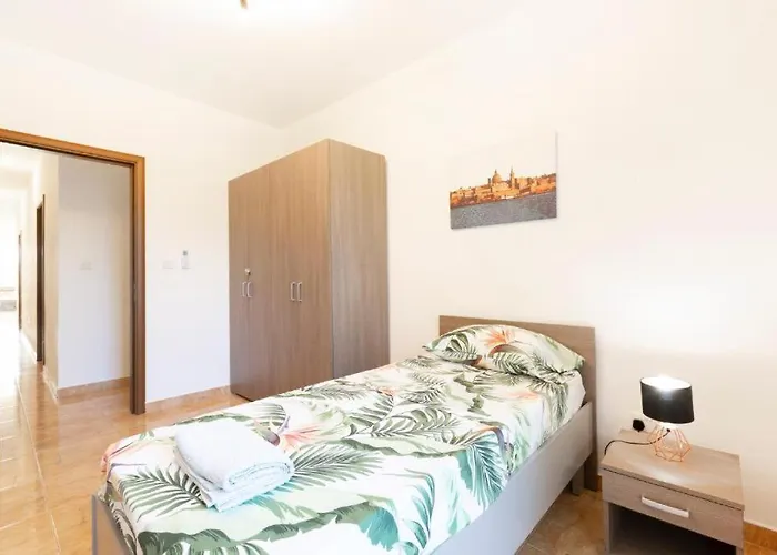 - Lovely 3 Bedroom Unit With Own Private Entrance * Gudja