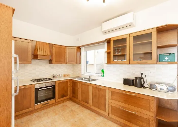 - Lovely 3 Bedroom Unit With Own Private Entrance * Gudja