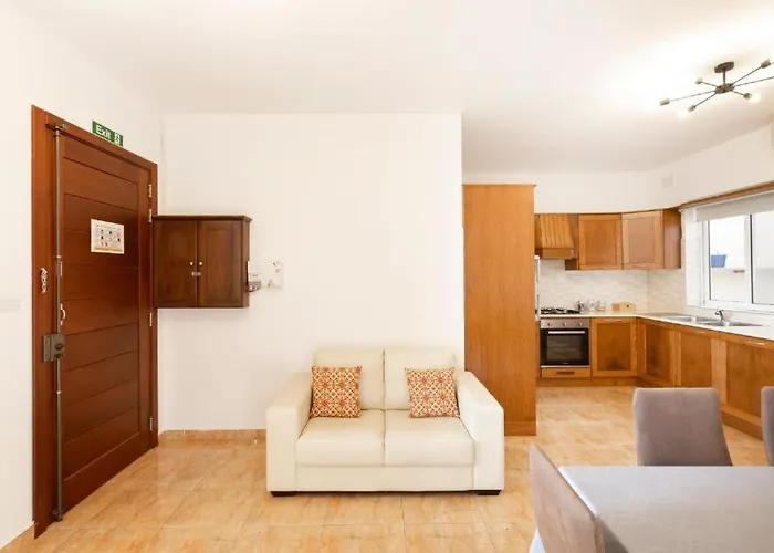 - Lovely 3 Bedroom Unit With Own Private Entrance Gudja