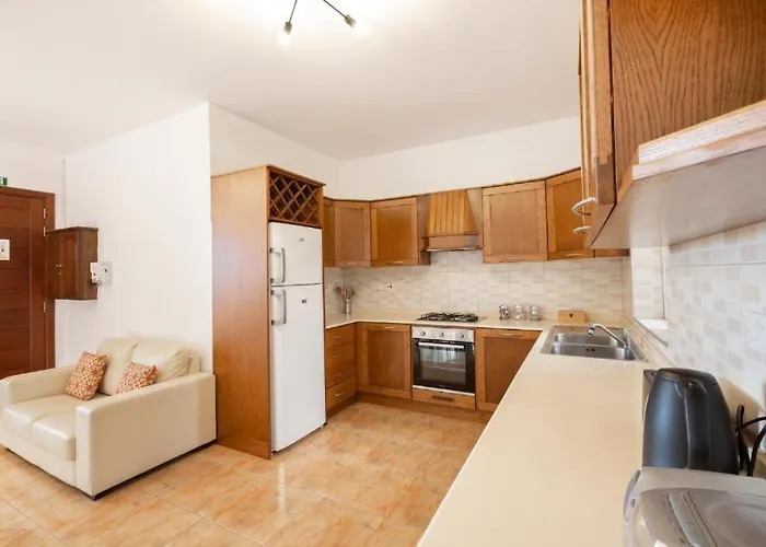 - Lovely 3 Bedroom Unit With Own Private Entrance * Gudja