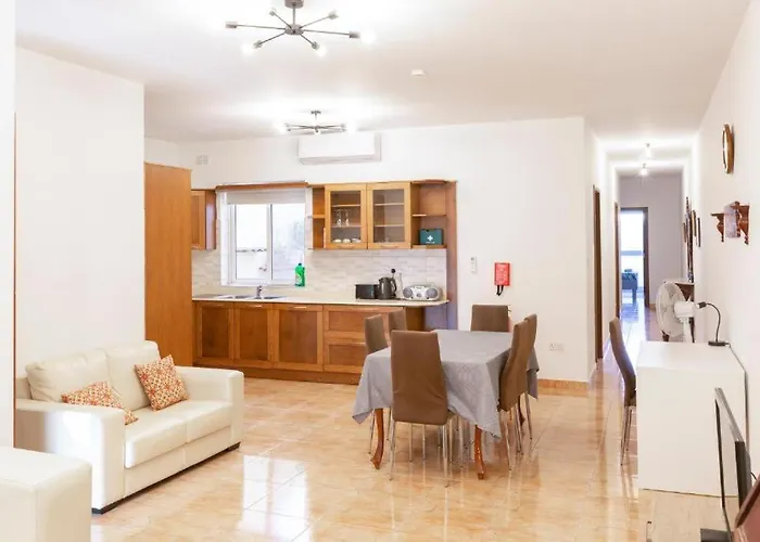 - Lovely 3 Bedroom Unit With Own Private Entrance Σπίτι διακοπών